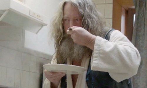 Floris uit 'Don't Worry Be Happy' pakt uit met zijn 'Pedigree met frietjes': "Dat is mooi vlees" (video)