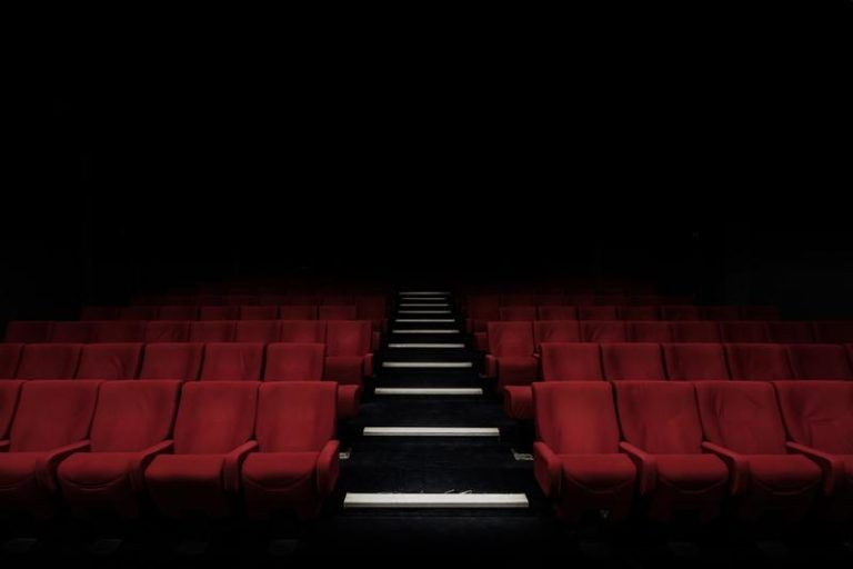 Koppel breekt in en geeft van jetje in cinemazaal (video)