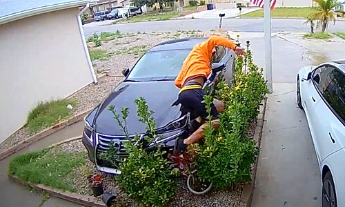 WOOPS: Bezorger vergeet zijn dure wagen goed af te sluiten en dat heeft STEVIGE gevolgen! (video)