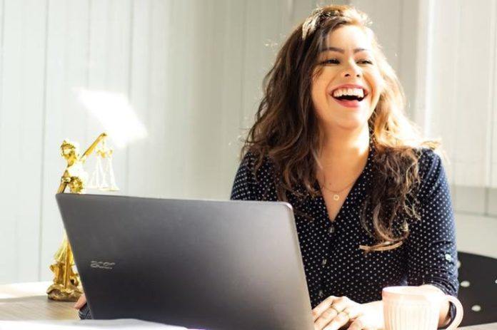 Vrouwen zijn vaker hoogopgeleid, maar bekleden minder leidinggevende posities