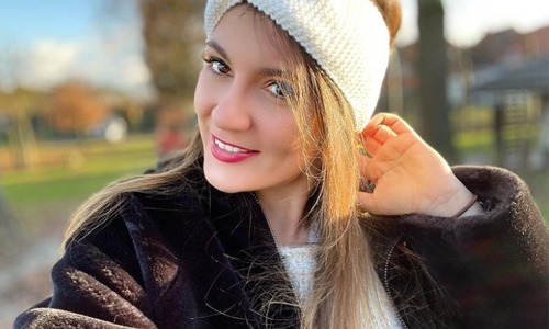 Zwangere Nasrien Cnops toont trots haar bolle buikje: "Nu toch al een serieus tonneke" (foto's)