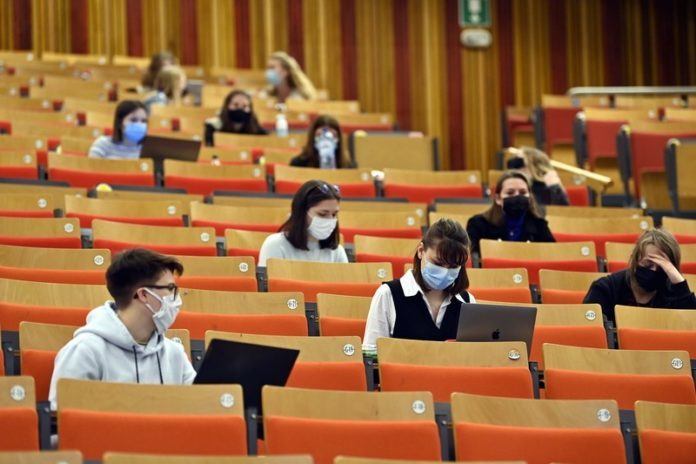 Hoger onderwijs stapt over op volledig afstandsonderwijs