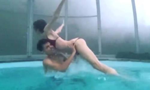 HILARISCH: Lize Feryn en haar 'sjoeke' wagen zich in water aan iconische dansmove. Maar helaas… (video)