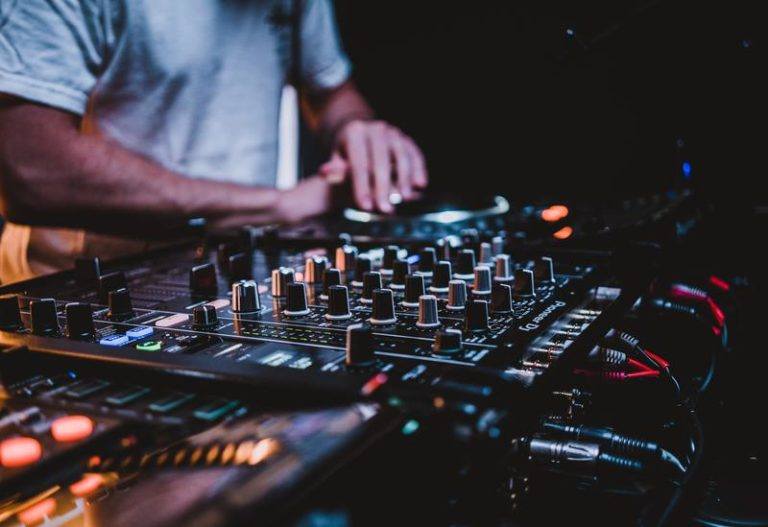 Dj’s draaien dit weekend 24 uur platen om collega’s hart onder de riem te steken