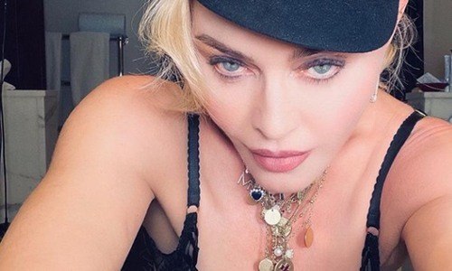 Madonna laat met deze PIKANTE selfies weinig aan verbeelding over. Fans reageren: "Verbijsterend!" (foto's)