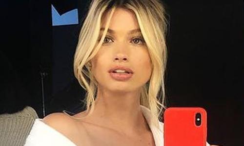 Vorig jaar werkte ze als verpleegster op een COVID-afdeling. Nu schittert ze in badpak op cover van magazine! (foto's)