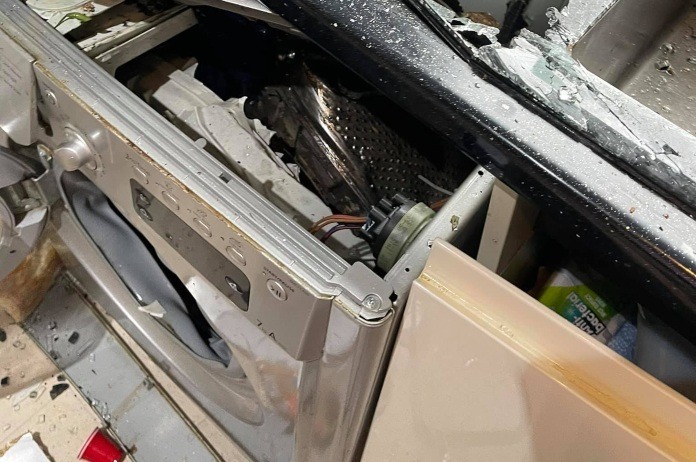 BIZAR. Wasmachine ontploft tijdens draaien (foto’s)