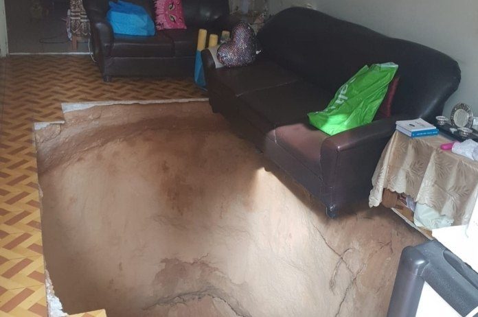 BIZAR. Gezin treft zinkgat van drie meter diep aan in woonkamer (foto)