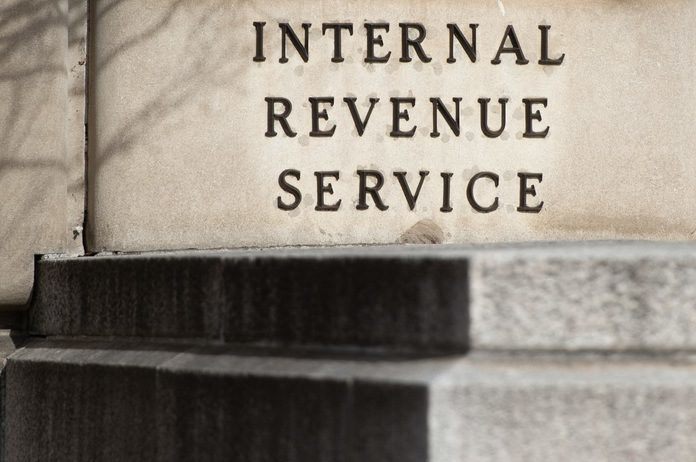 BIZAR. Leraar die geld inzamelde voor coronaslachtoffers krijgt gepeperde rekening van belastingdienst