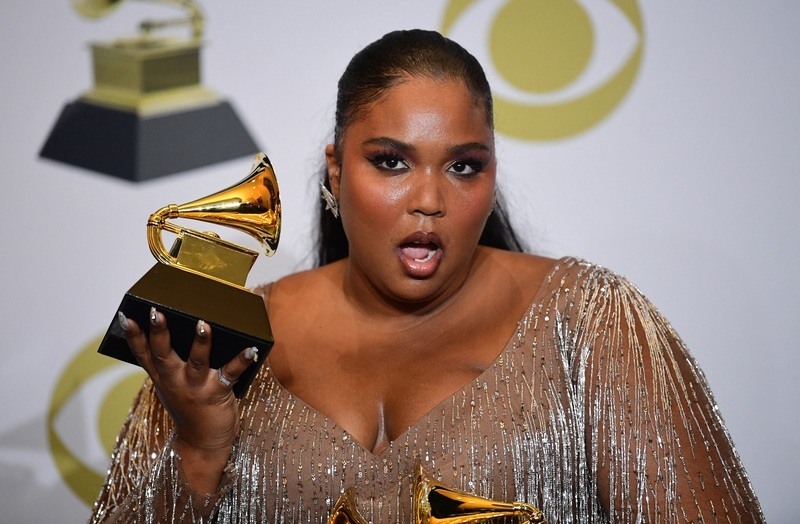 Zangeres Lizzo deelt onbewerkte naaktfoto om schoonheidsidealen aan te kaarten