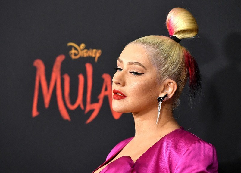 Adembenemende Christina Aguilera schittert in fotoshoot (video)