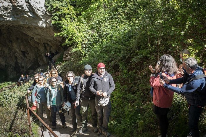 BIZAR. Experiment met 15 vrijwilligers die 40 dagen in totale lockdown gingen in Franse grot is ten einde: “Het was geweldig!”