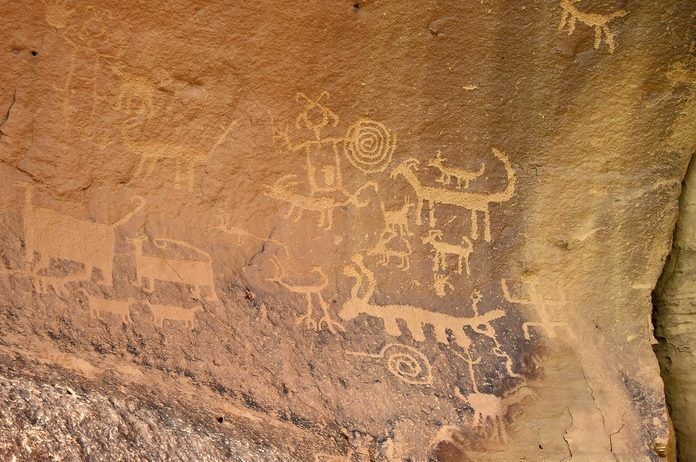 BIZAR. Toeristische klimroutes over eeuwenoude rotstekeningen zetten kwaad bloed