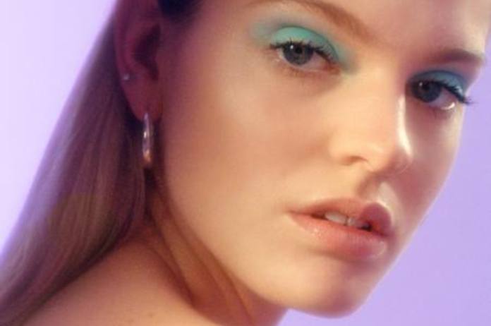 SOUNDCHECK. Emma Bale blikt achteruit om vooruit te gaan met debuut ‘RETROSPECT’: “Ik ben niet meer dat maagdelijke meisje met de kanten kleedjes”