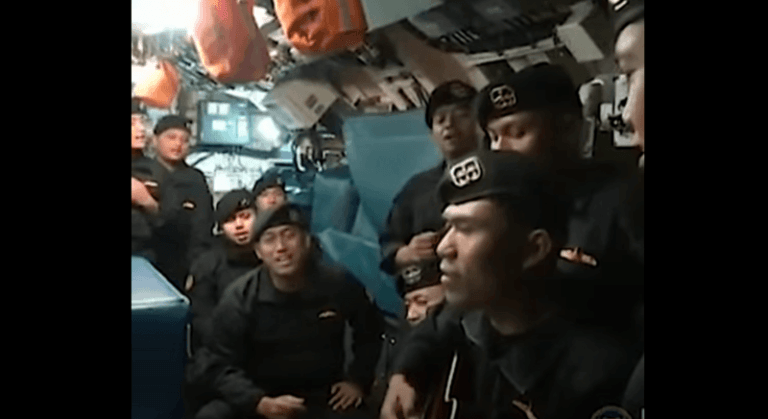 Aangrijpende video toont hoe bemanning van gezonken Indonesische duikboot ‘afscheidslied’ zingt