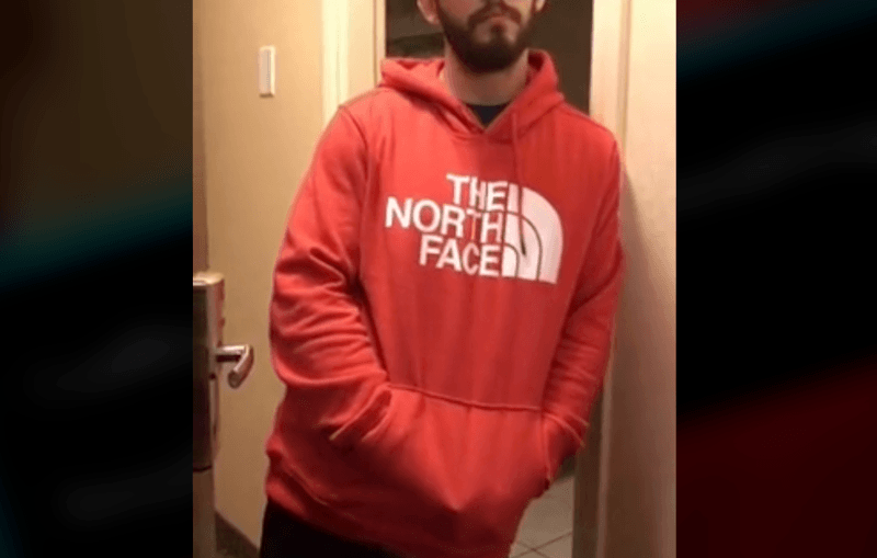 Vrouw betrapt overspelige vriend op heterdaad: “Je hebt het verpest, eikel” (video)