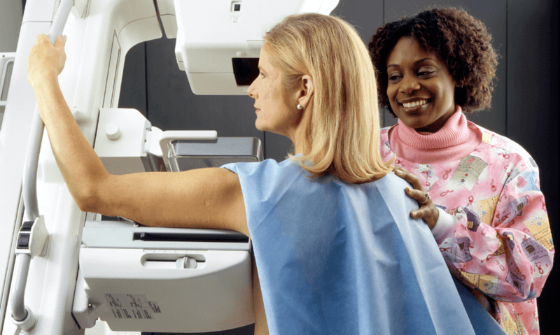 Waarom vrouwen na hun coronavaccin beter even wachten met een borstonderzoek