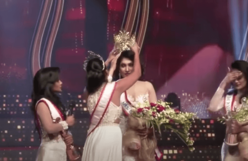 Missverkiezing gaat volledig de mist in: kandidaten kibbelen om kroon, met hoofdwonde tot gevolg (video)