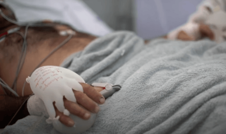 Verpleegsters bedenken opmerkelijke remedie voor eenzame coronapatiënten (video)