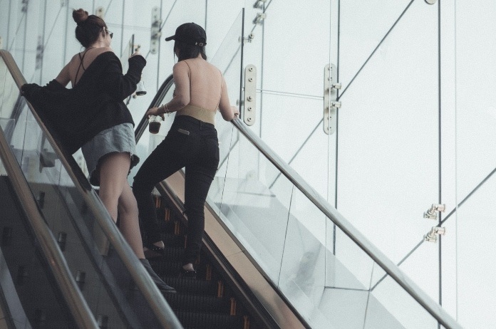 Man bedient zich van DIT opvallend excuus voor stiekem filmen onder rokken van vrouwen