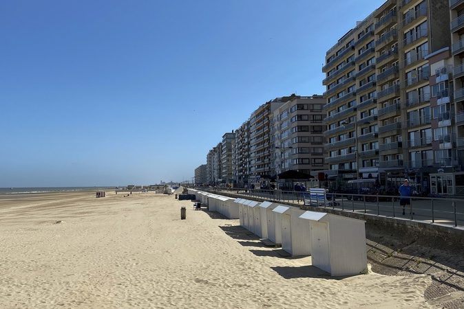 Middelkerke plaatst picknicktafels op zeedijk om drukte rond takeaway te beheersen