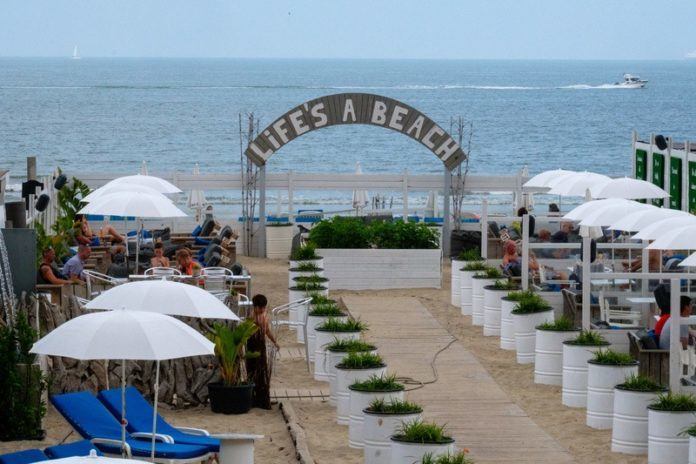 Strandbars pleiten voor heropening terrassen