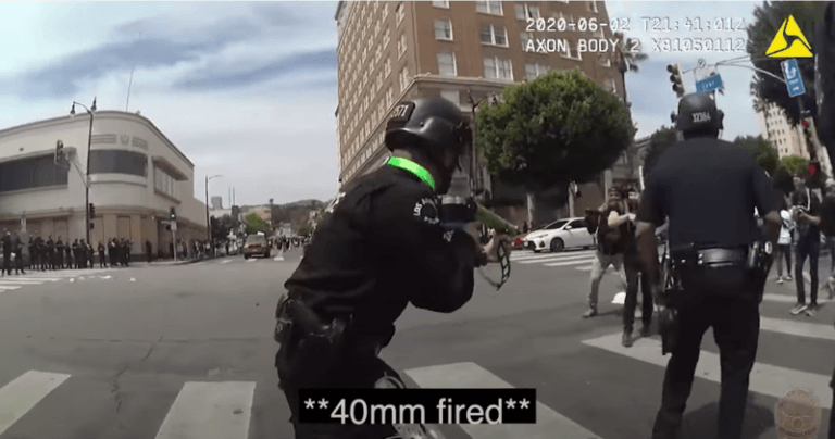 AUCH: Rubberkogel van politie treft betoger vol in z’n klokkenspel (video)