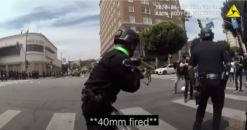 AUCH: Rubberkogel van politie treft betoger vol in z’n klokkenspel (video)