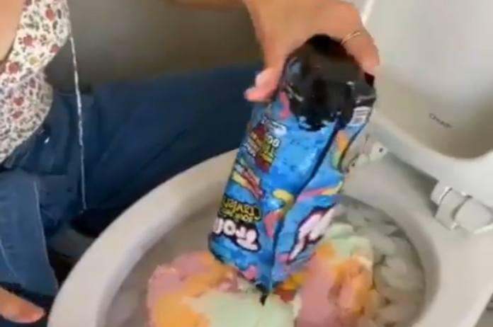 IEW! Vrouw maakt partydrinks door drankjes te mixen in toiletpot: “Walgelijk” (video)