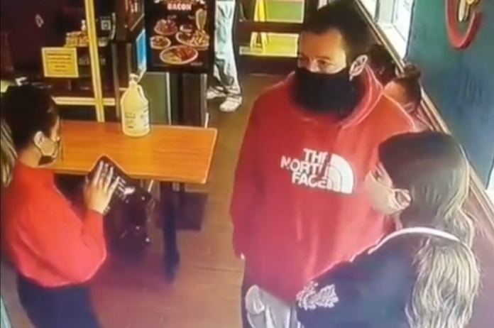 Serveerster herkent DEZE wereldster niet door mondmasker: “Kom alsjeblieft terug!” (video)