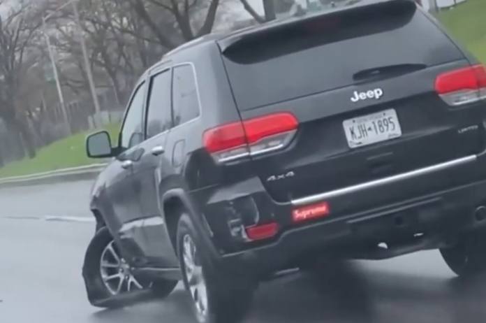 WTF. Auto rijdt met compleet verwoest voorwiel op snelweg (video)