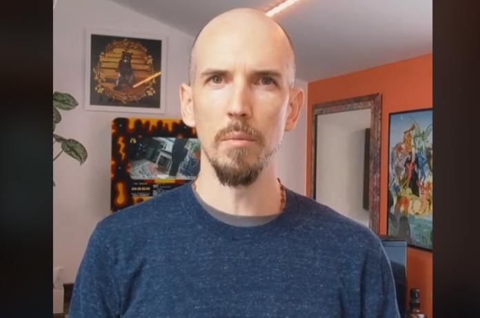 BIZAR. Kunstenaar neemt lockdown wel héél letterlijk: sluit zichzelf jaar op (en wil het zelfs langer volhouden)