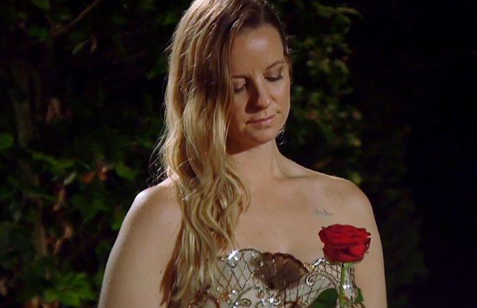 AHA! Daarom kijkt Elke Clijsters in ‘De Bachelorette’ altijd naar beneden tijdens de roosceremonies