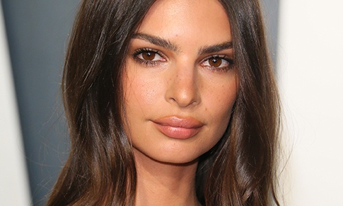 Emily Ratajkowski deelt borstvoedingsfoto op Instagram: “Ik doe tegenwoordig niets anders” (foto)