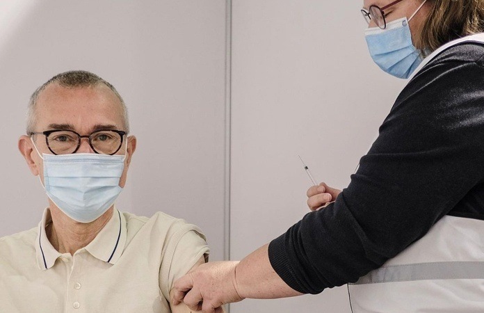 Frank Vandenbroucke gevaccineerd met AstraZeneca: “Nog geen bijwerkingen”