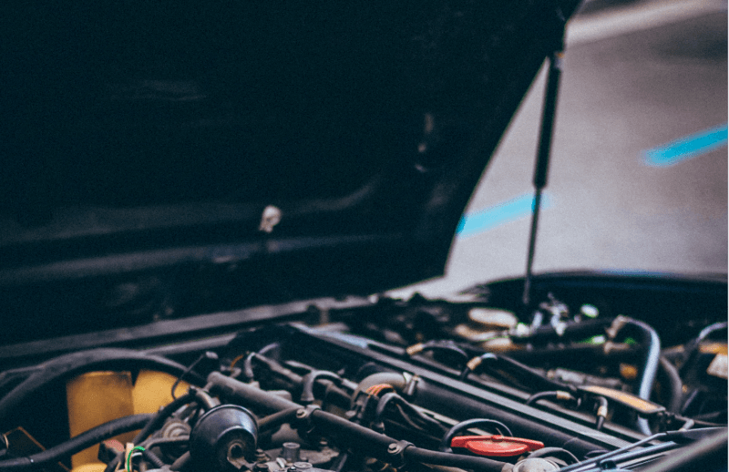 Garagist doet BIZARRE ontdekking onder motorkap: “Hoe is dat daar terechtgekomen?” (foto)