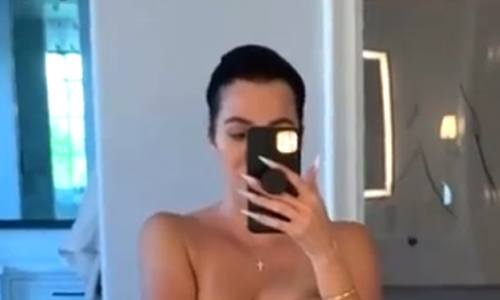 Khloé Kardashian gaat uit de kleren als reactie op ‘gelekte’ bikinifoto: “Ik ben niet perfect” (video/foto’s)