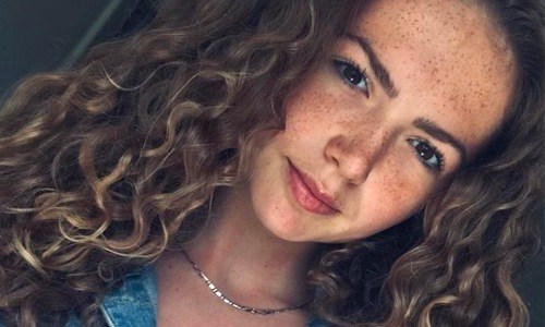Knappe boerin (22) gaat viraal in Nederland: “Lekker vies worden is niet erg!” (foto/video)
