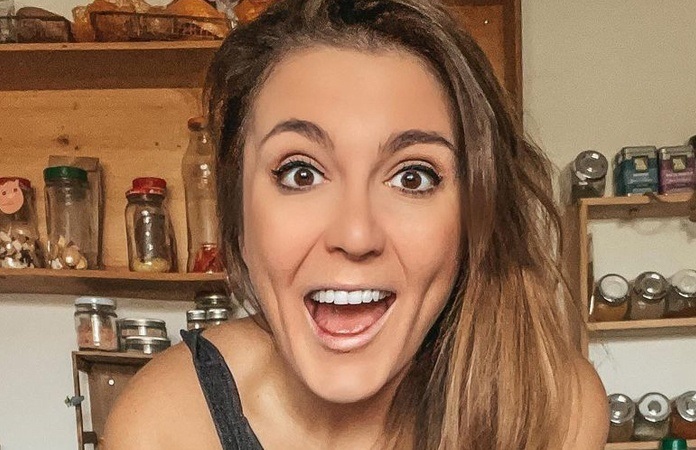 Zwangere Nasrien Cnops in lingerie toont bolle buik: “Straf wat een lichaam allemaal kan” (foto)