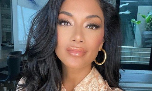 ‘The Masked Singer’-jurylid Nicole Scherzinger pakt uit met PIKANTE outfit. Kijkers lovend: “Het wordt hier heet!” (foto’s)