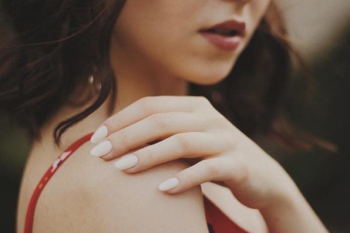 AHA! Daar komen die witte vlekjes op je nagels vandaan