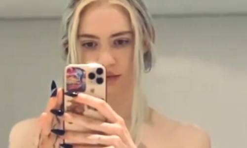 Vriendin van Elon Musk uit de kleren om ‘buitenaardse’ tattoo te tonen: “Ziet er pijnlijk uit!” (foto)