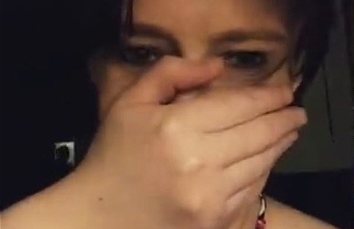 Vrouw die alleen thuis is, spot iets heel akeligs in de achtergrond: “Ik was doodsbang!” (video)