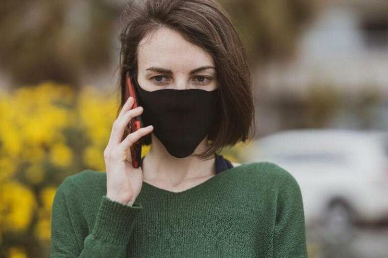 LIFEHACK. Door dit handige trucje zit je make-up perfect onder je mondmasker