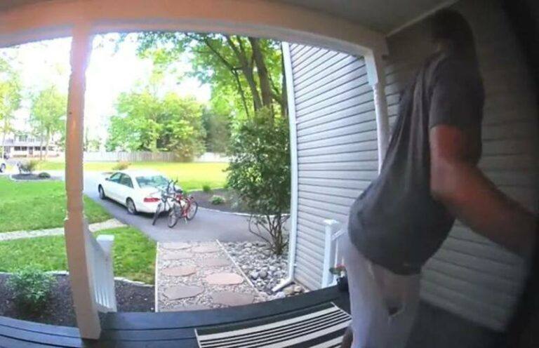 Man doet stiekem iets HEEL gênants, maar de camera van de voordeur betrapt hem (video)
