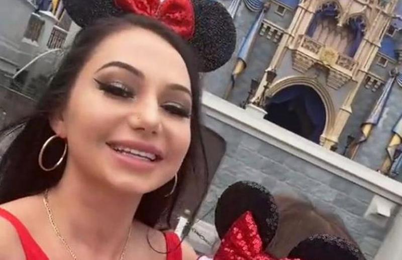 Vrouw met ‘te blote’ outfit in Disney World krijgt T-shirt om erover aan te doen (foto)