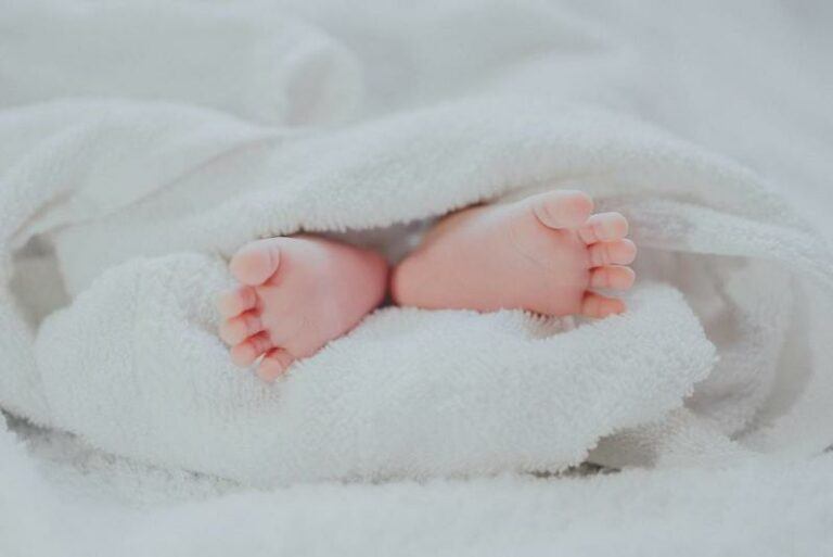 Moeder gaat viraal nadat ze het indrukwekkende gewicht van haar pasgeboren baby deelt (video)