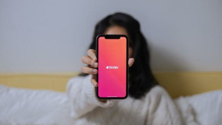 Dit krijg je voortaan te lezen als je grof bent op Tinder
