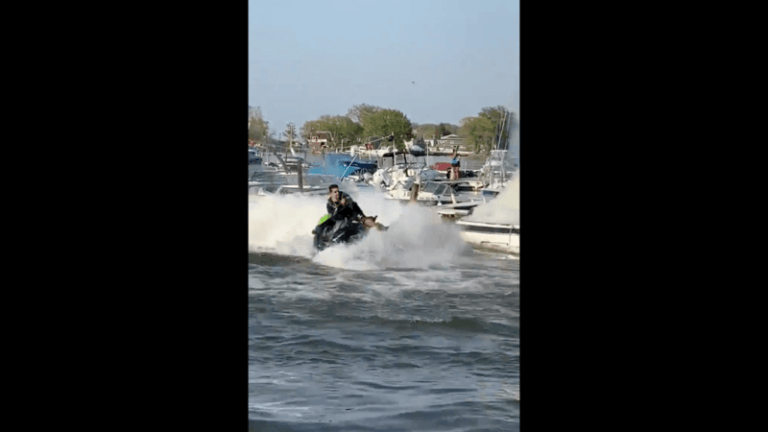 WOW. Brandweerman blust vuur met jetski (video)