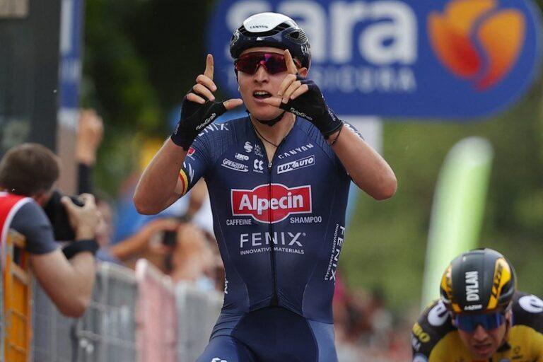 Dag op dag tien jaar na tragisch overlijden van Wouter Weylandt: Tim Merlier sprint bij debuut naar ritwinst in Giro
